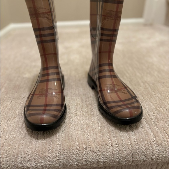 moving sale get it while you can Burberry mid-calf boots.. Worn 1.. PERFECT!! - Picture 3 of 5